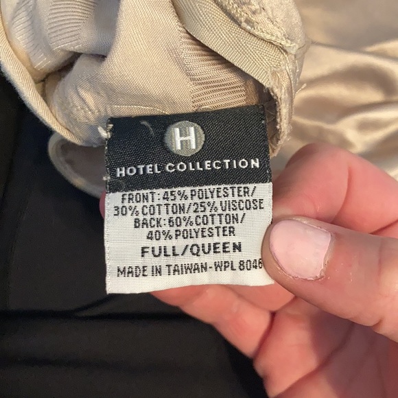 Great condition Macy’s hotel collection queen size duvet cover. Beige/gold color - Picture 3 of 5